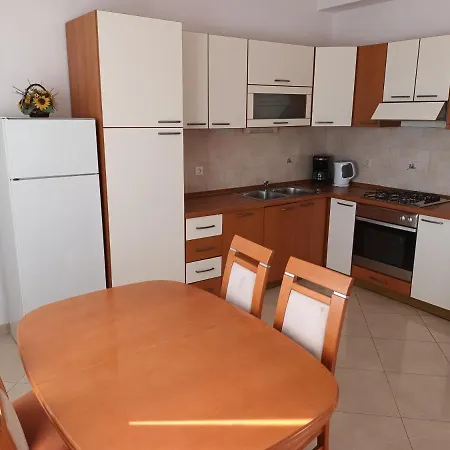 T&m * Makarska